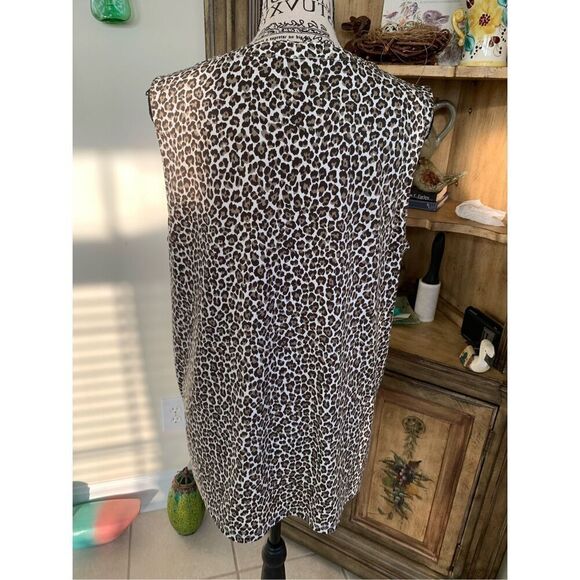Animal Print Sleeveless Blouse - Picture 2 of 6